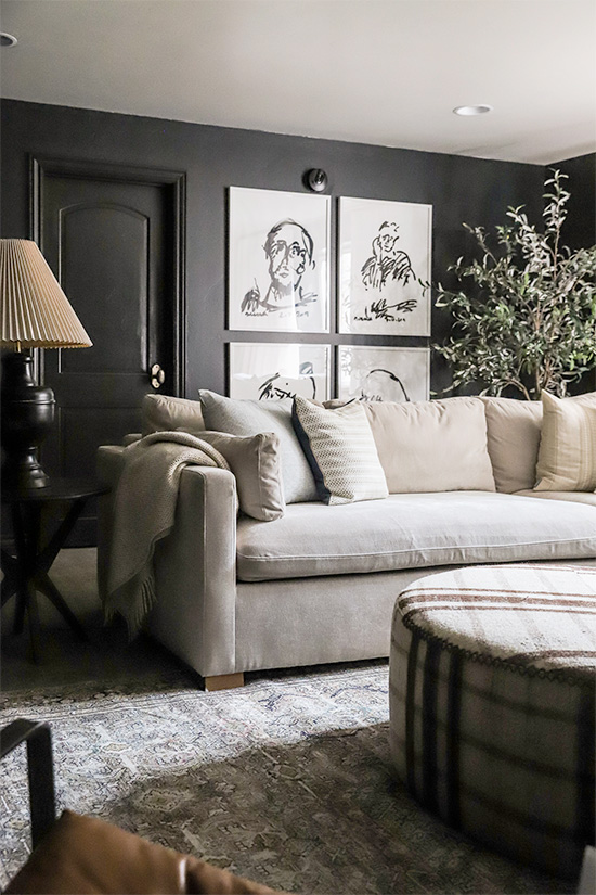 http://whiteoakandlinen.com/wp-content/uploads/2023/01/chris-loves-julia-black-cottage-living-room-opt.jpg